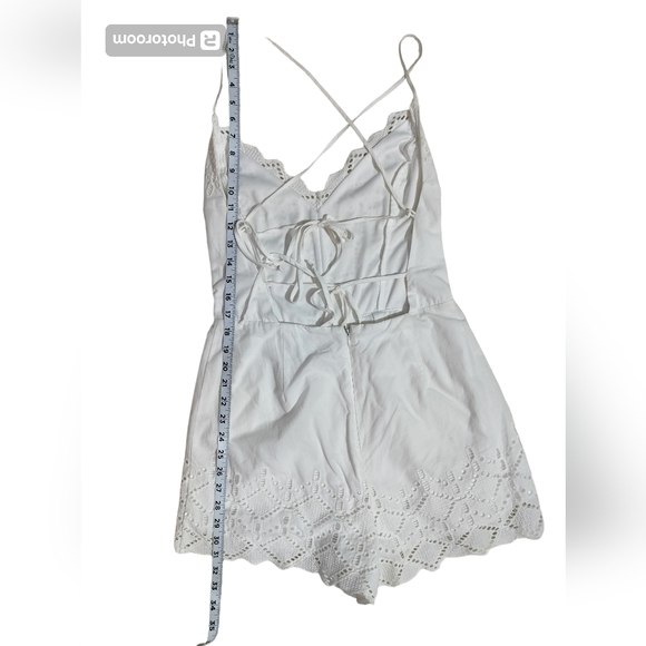 BP. White romper embroidered strappy back scalloped lace size M - Picture 9 of 14
